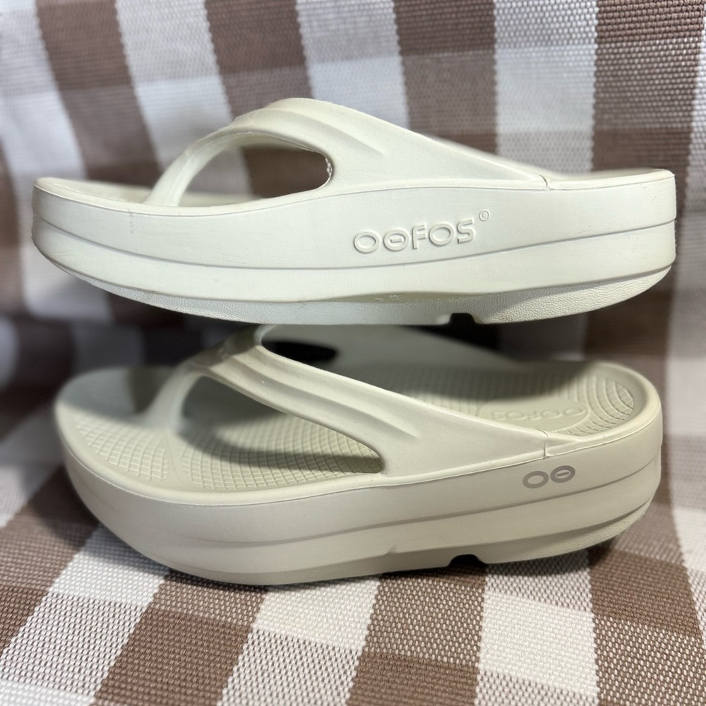 OOFOS OOlala green Women's size 7 Thong Platform Sandals - Picture 3 of 4